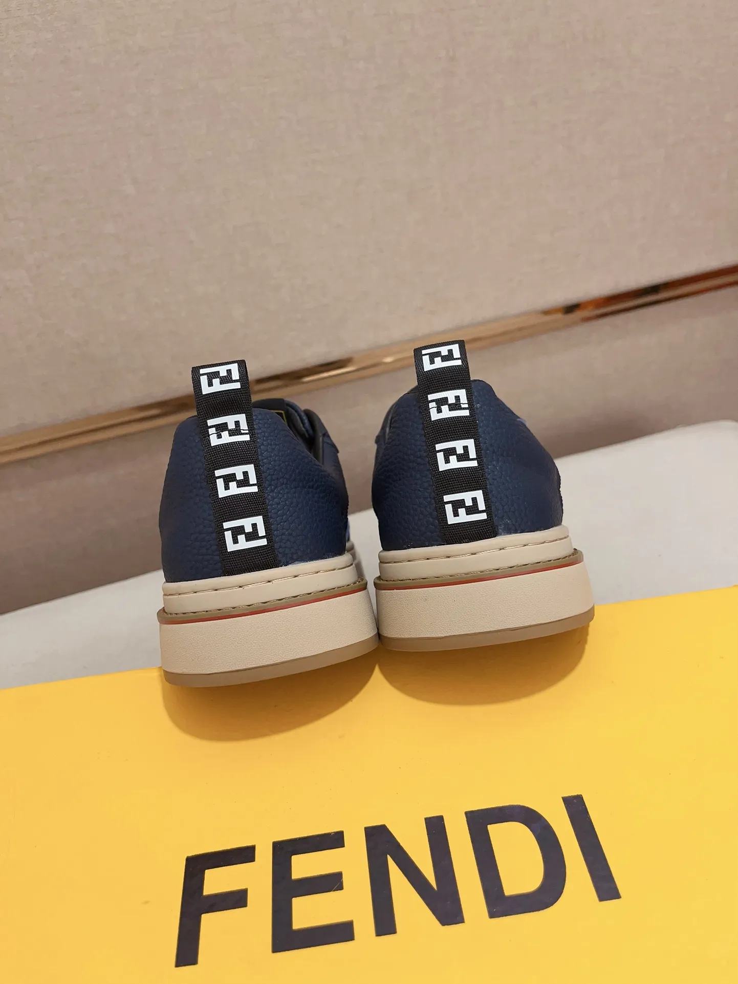 Men's shoes💰: 400💰[Fendi] Fendi's latest casual shoes for men! Available at counters simultaneously! A one-to-one replica of the original. All imported official website one-to-one cowhide fabric. The interior is made of top-grade sheepskin, and the original factory-supplied rubber outsole is used. Leading new fashion concepts. Matching code: 38-44. (can be customized for 45 non-refundable)